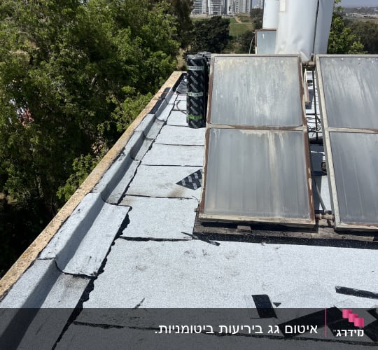 גג עם יריעות איטום ודודי שמש